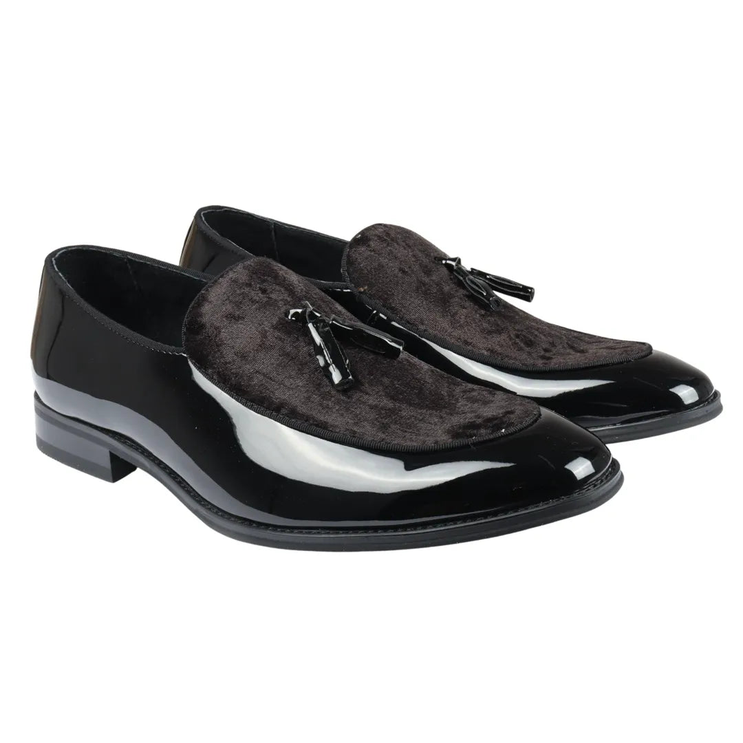 Mocasines negros de charol con borlas para hombre.