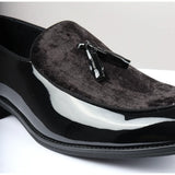 Mocasines negros de charol con borlas para hombre.
