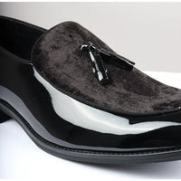 Mocasines negros de charol con borlas para hombre.