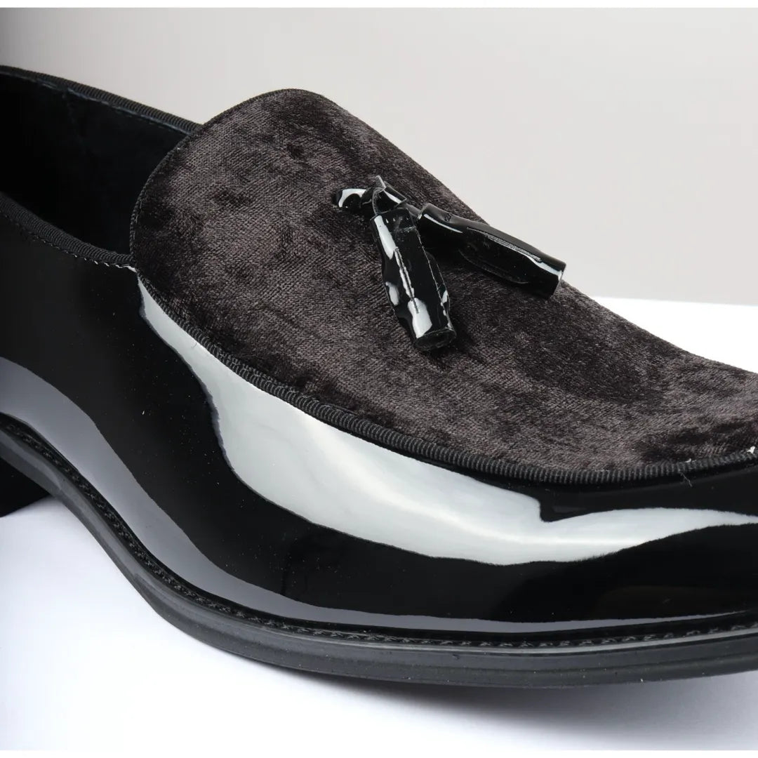 Mocasines negros de charol con borlas para hombre.
