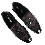 Mocasines negros de charol con borlas para hombre.