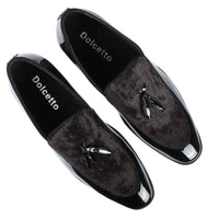 Mocasines negros de charol con borlas para hombre.