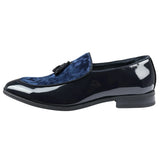 Mocasines de hombre color azul marino con borlas y detalles de charol.