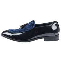 Mocasines de hombre color azul marino con borlas y detalles de charol.