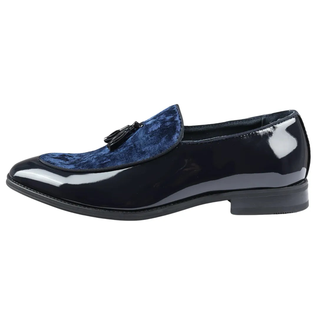 Mocasines de hombre color azul marino con borlas y detalles de charol.