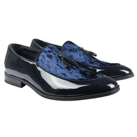 Mocasines de hombre color azul marino con borlas y detalles de charol.