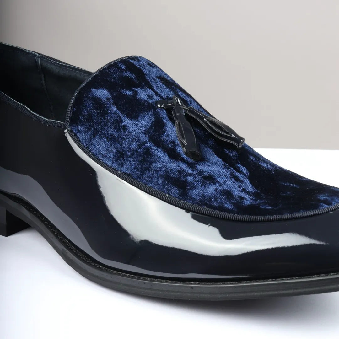 Mocasines de hombre color azul marino con borlas y detalles de charol.
