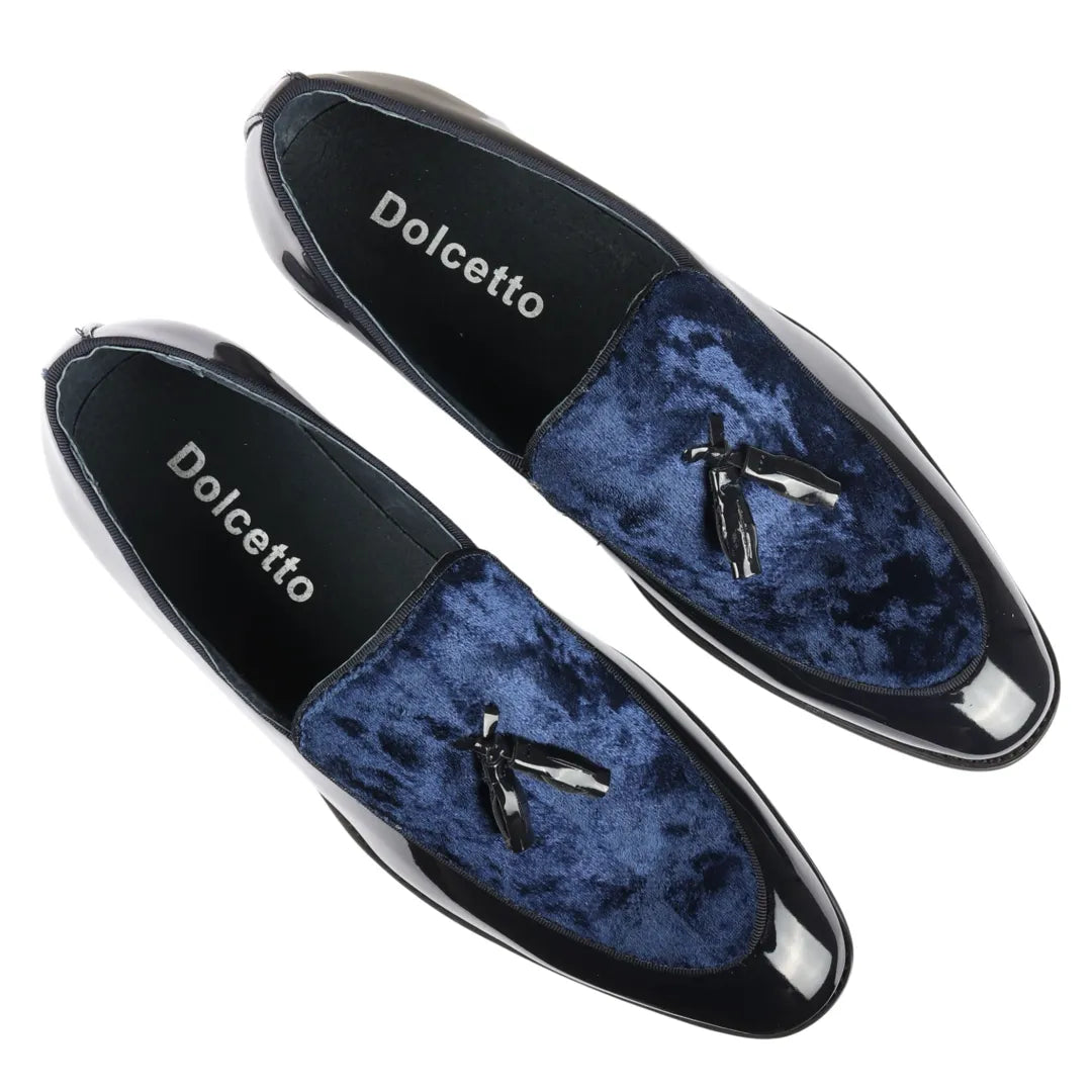 Mocasines de hombre color azul marino con borlas y detalles de charol.