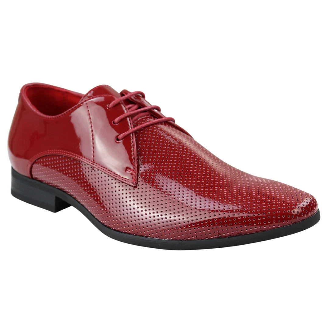 Zapatos de hombre elegantes, formales, perforados, con punta y cordones, de charol rojo.