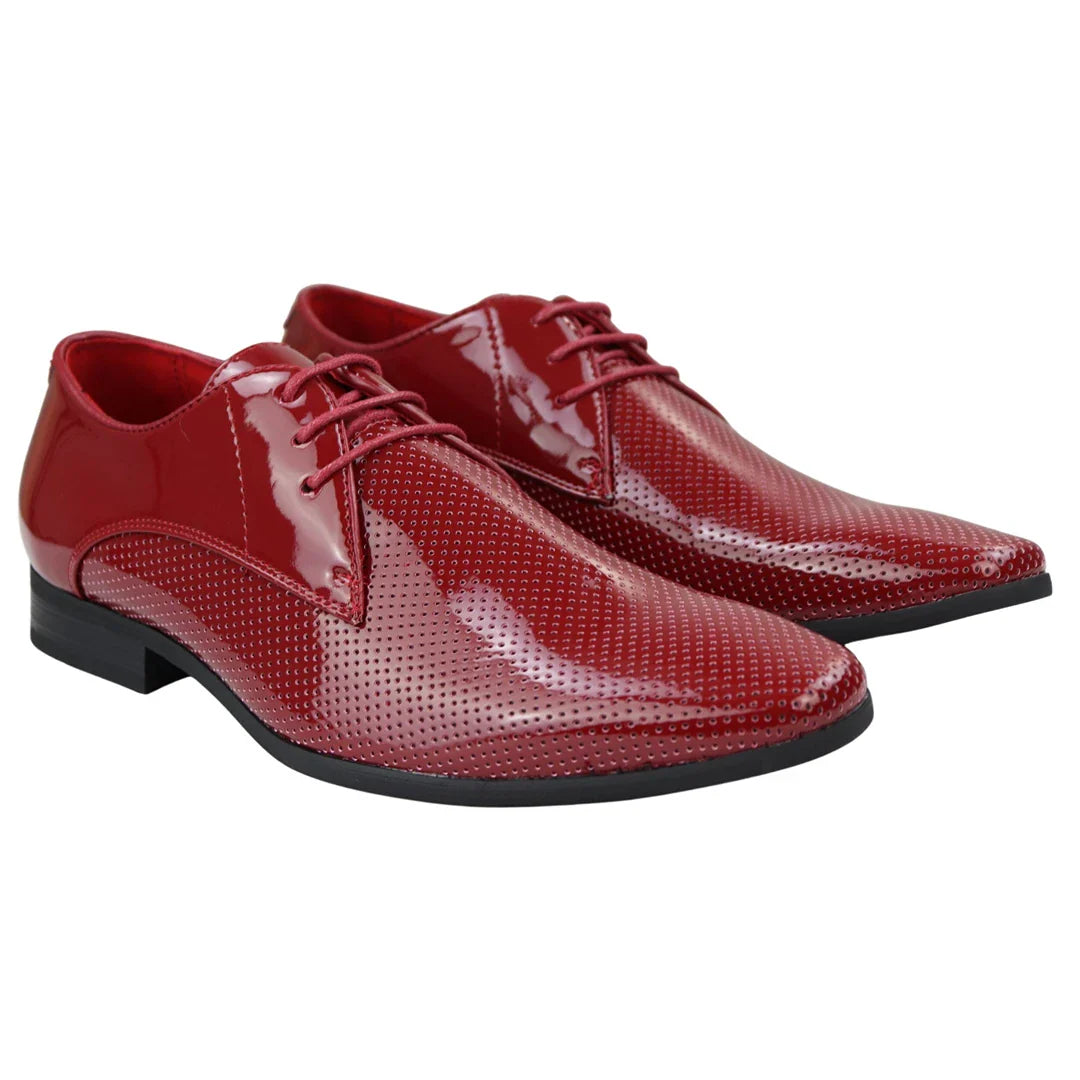 Zapatos de hombre elegantes, formales, perforados, con punta y cordones, de charol rojo.