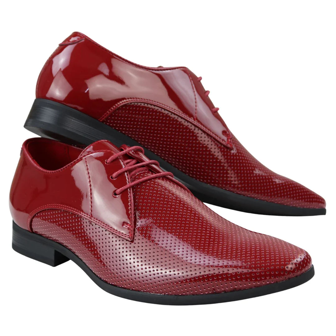 Zapatos de hombre elegantes, formales, perforados, con punta y cordones, de charol rojo.