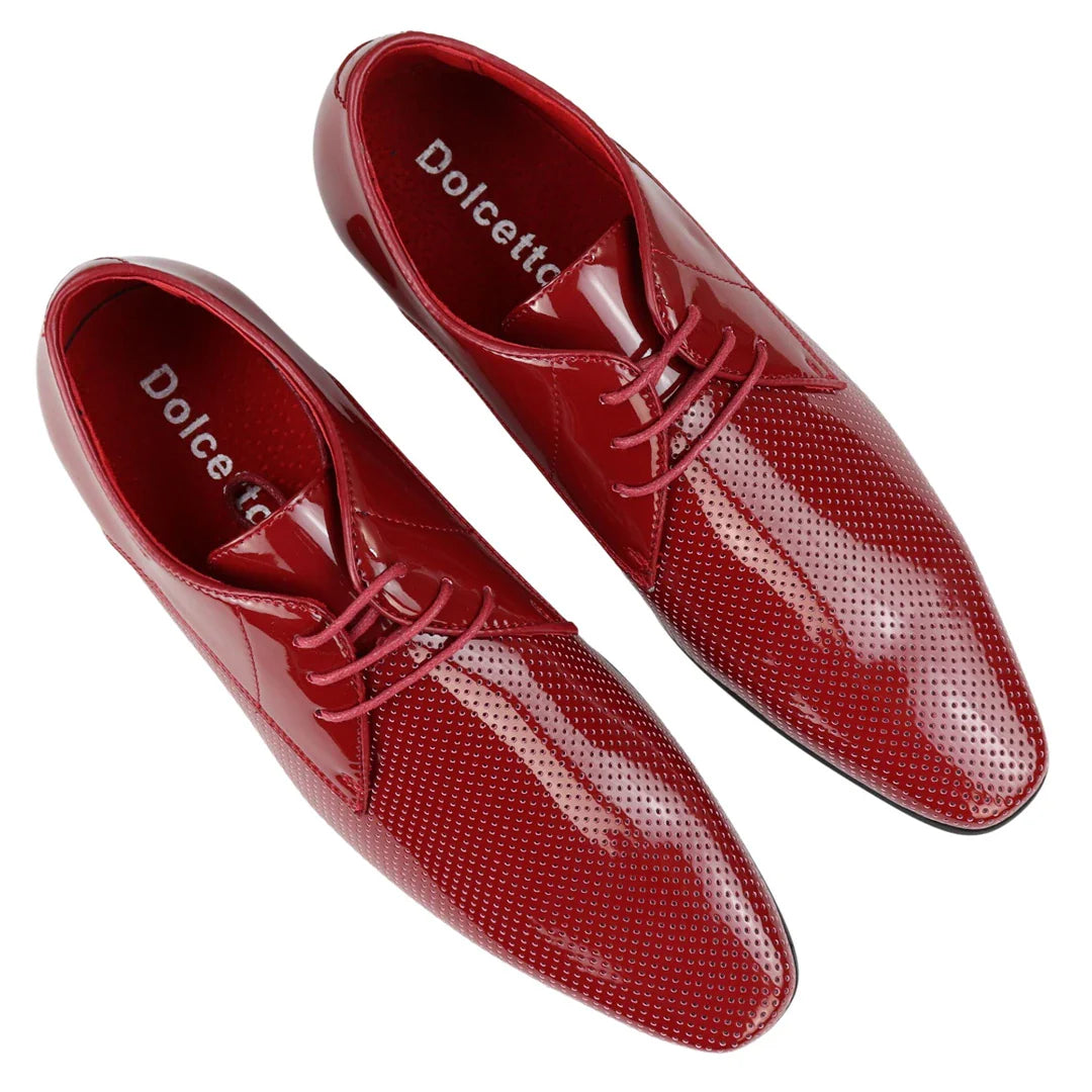 Zapatos de hombre elegantes, formales, perforados, con punta y cordones, de charol rojo.