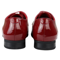 Zapatos de hombre elegantes, formales, perforados, con punta y cordones, de charol rojo.