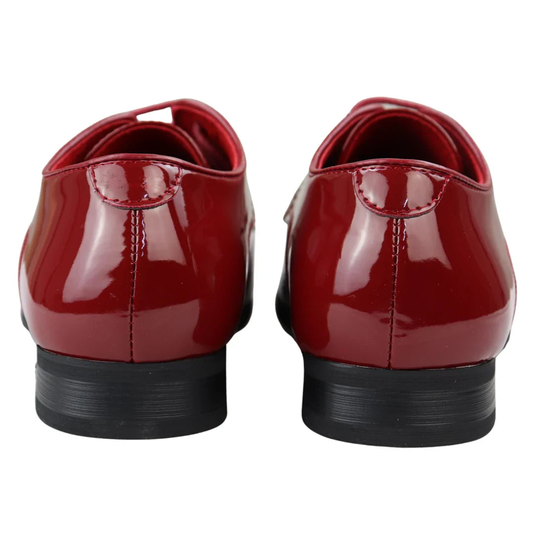 Zapatos de hombre elegantes, formales, perforados, con punta y cordones, de charol rojo.