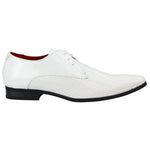Zapatos de hombre elegantes, formales, perforados, con punta y cordones, de charol blanco.
