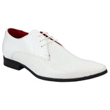 Zapatos de hombre elegantes, formales, perforados, con punta y cordones, de charol blanco.
