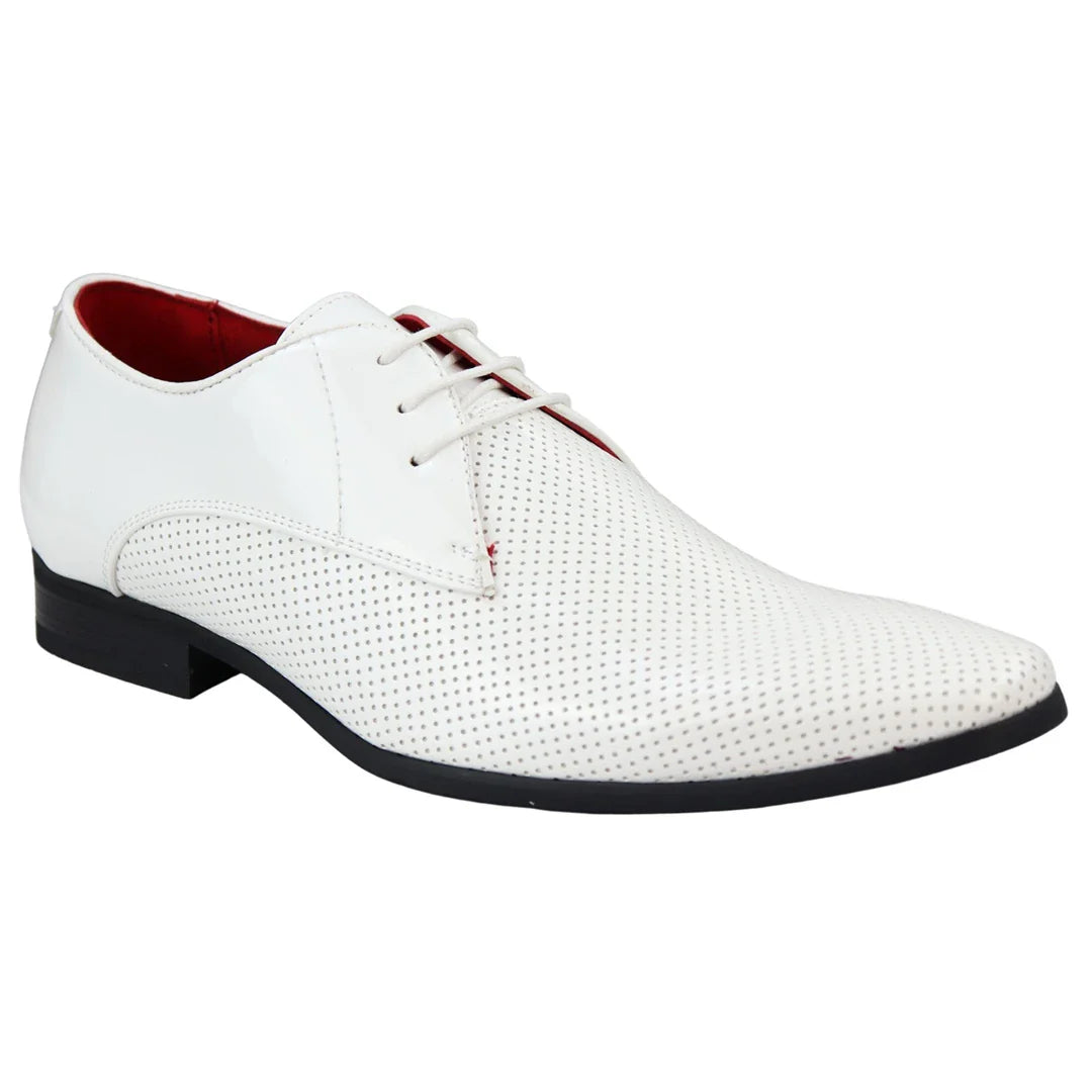 Zapatos de hombre elegantes, formales, perforados, con punta y cordones, de charol blanco.