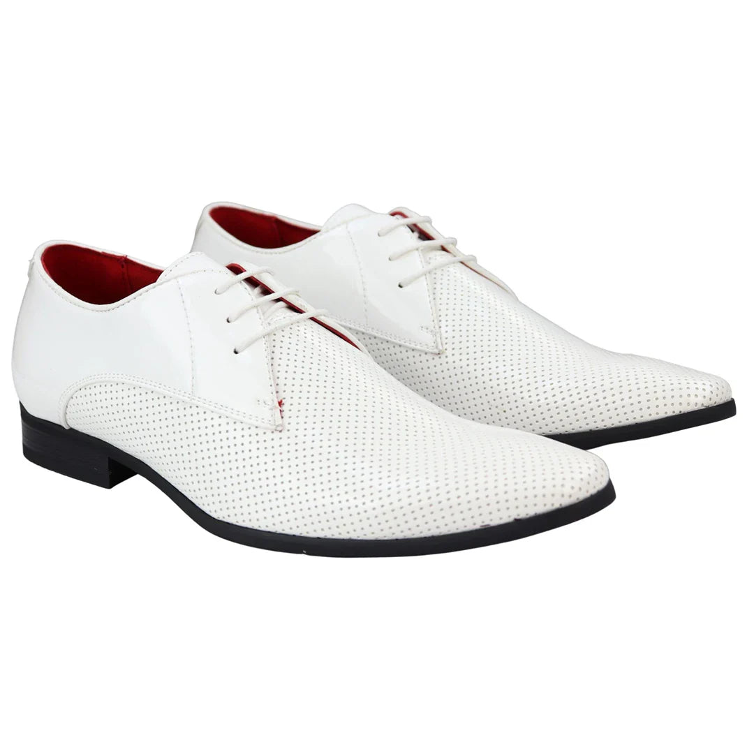 Zapatos de hombre elegantes, formales, perforados, con punta y cordones, de charol blanco.