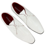 Zapatos de hombre elegantes, formales, perforados, con punta y cordones, de charol blanco.