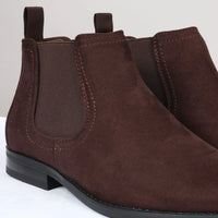 Botines Chelsea para hombre, sin cordones, de ante marrón y forrados en piel.