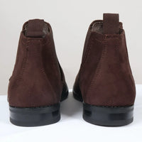 Botines Chelsea para hombre, sin cordones, de ante marrón y forrados en piel.
