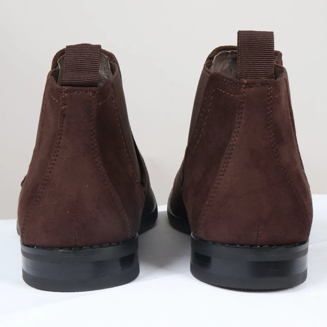 Botines Chelsea para hombre, sin cordones, de ante marrón y forrados en piel.