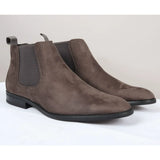 Botines Chelsea para hombre, sin cordones, de ante gris y forrados en piel.