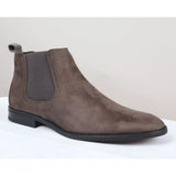 Botines Chelsea para hombre, sin cordones, de ante gris y forrados en piel.