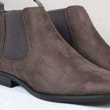 Botines Chelsea para hombre, sin cordones, de ante gris y forrados en piel.