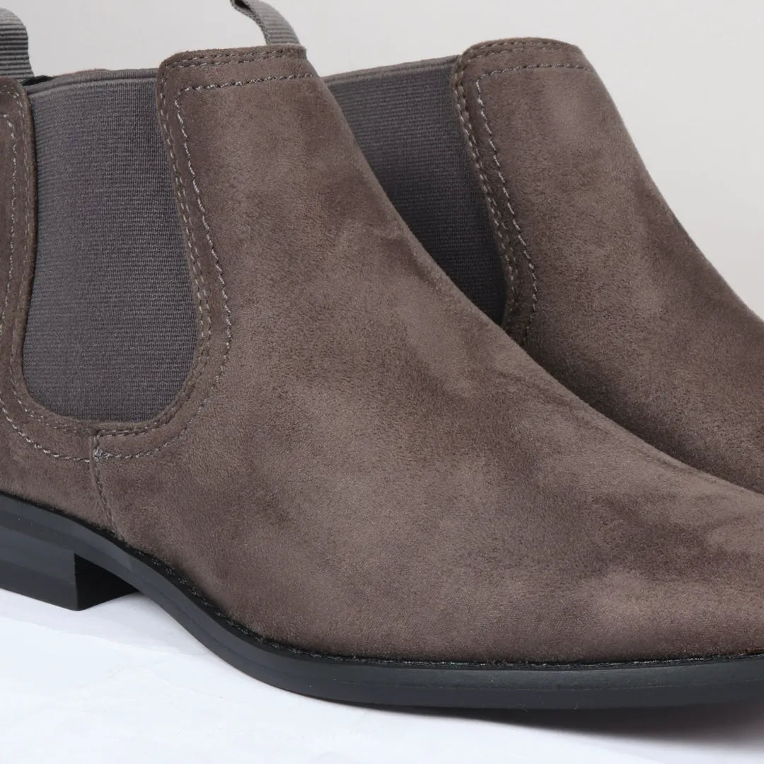 Botines Chelsea para hombre, sin cordones, de ante gris y forrados en piel.