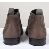 Botines Chelsea para hombre, sin cordones, de ante gris y forrados en piel.