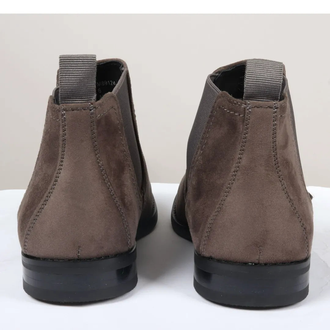 Botines Chelsea para hombre, sin cordones, de ante gris y forrados en piel.