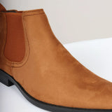 Botines Chelsea para hombre, sin cordones, de ante marrón claro con forro.
