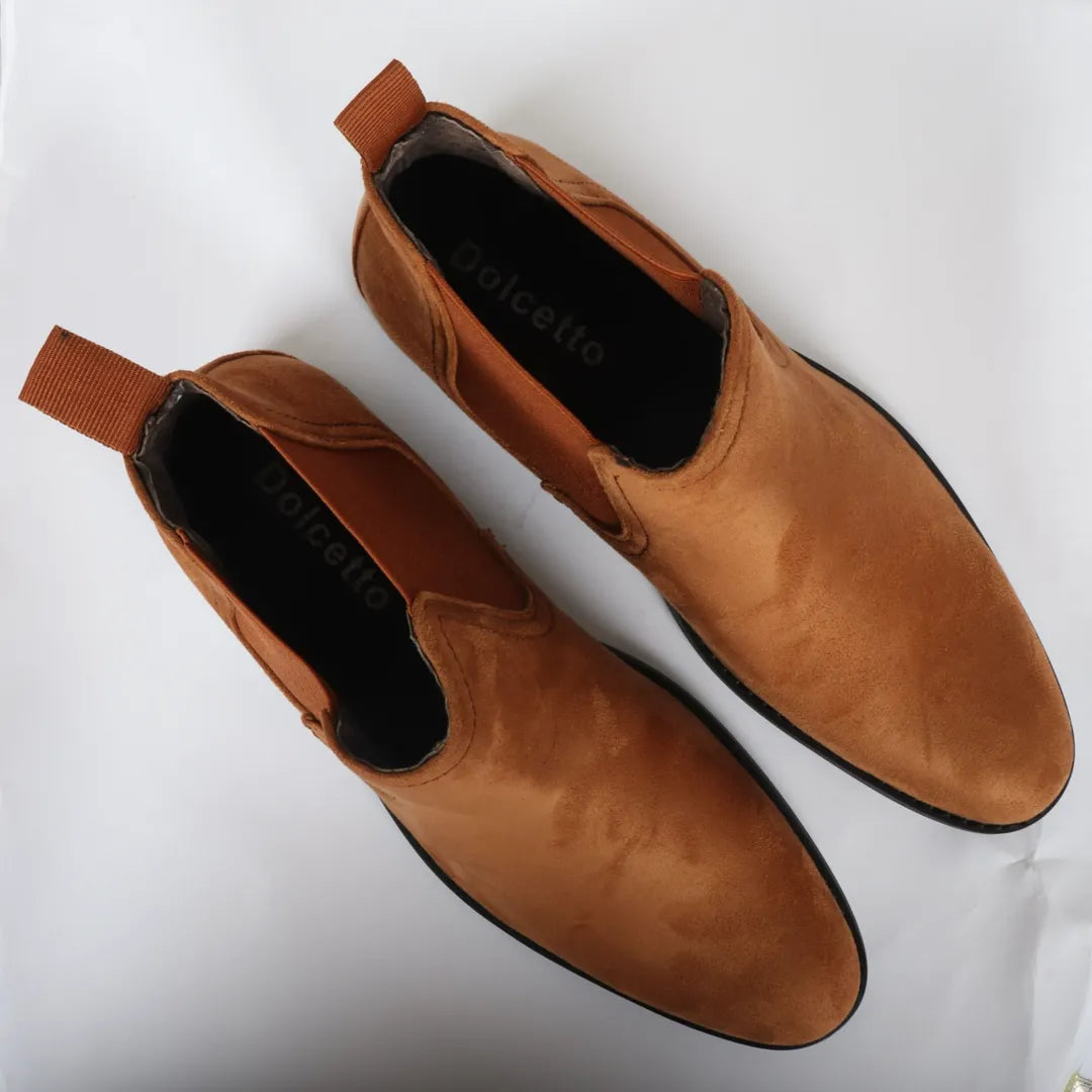 Botines Chelsea para hombre, sin cordones, de ante marrón claro con forro.