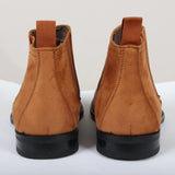 Botines Chelsea para hombre, sin cordones, de ante marrón claro con forro.