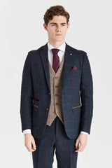 Traje azul marino Madrid con chaleco de tweed marrón Harris en contraste.