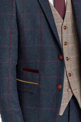 Traje azul marino Madrid con chaleco de tweed marrón Harris en contraste.