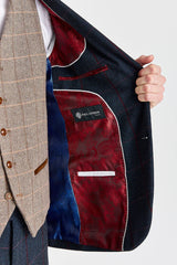 Traje azul marino Madrid con chaleco de tweed marrón Harris en contraste.