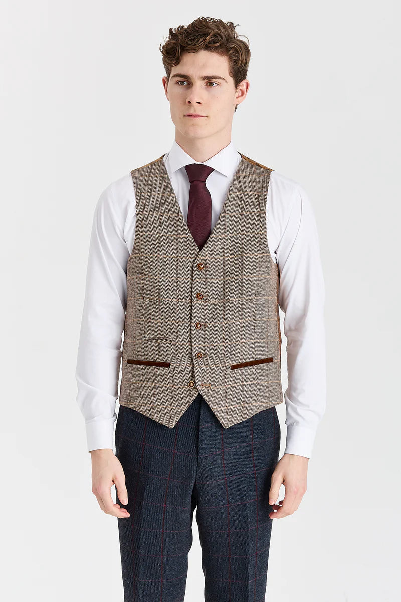Traje azul marino Madrid con chaleco de tweed marrón Harris en contraste.