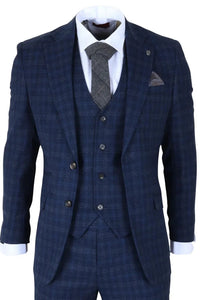 Traje azul a cuadros con chaleco y corbata sobre fondo blanco.