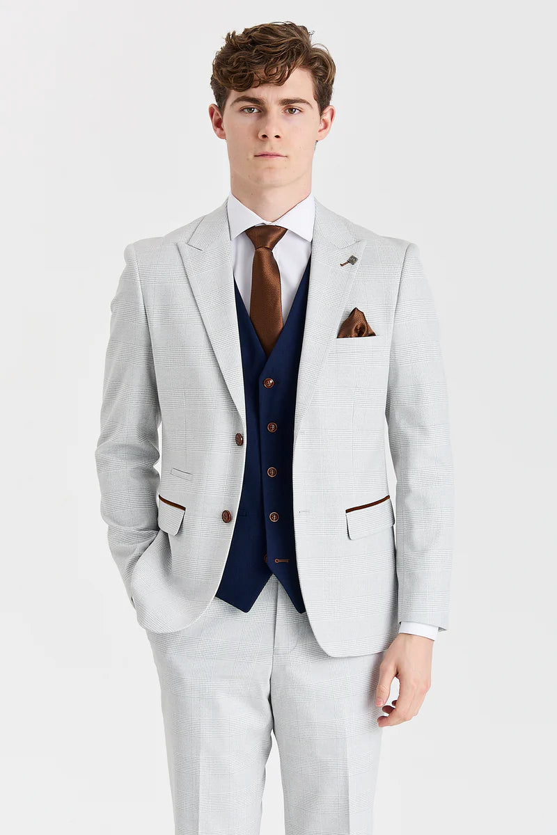 Traje de Mark Stone con chaleco azul marino Mayfair en contraste.
