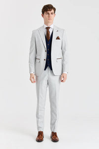 Traje de Mark Stone con chaleco azul marino Mayfair en contraste.