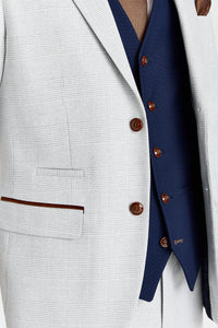 Traje de Mark Stone con chaleco azul marino Mayfair en contraste.