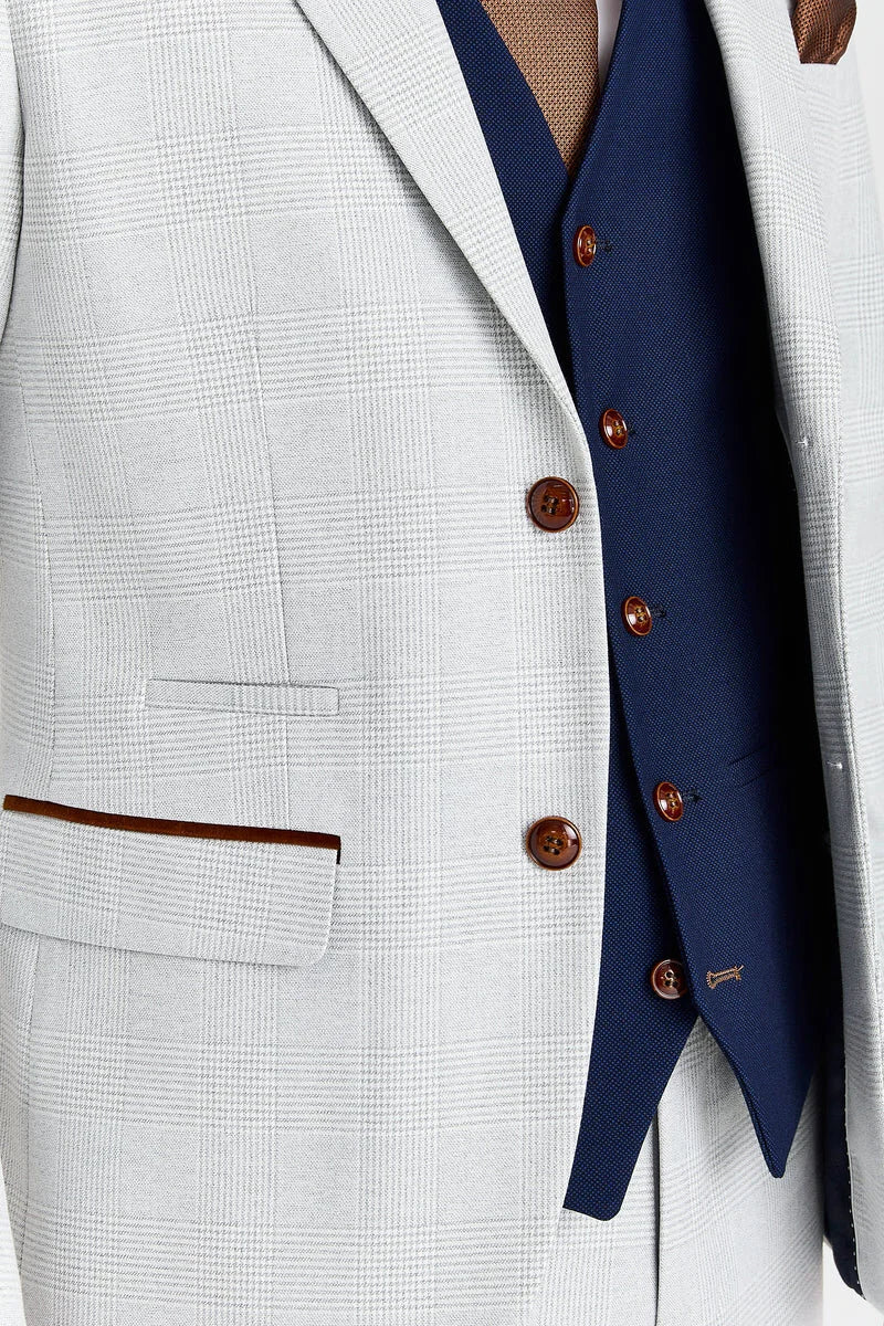 Traje de Mark Stone con chaleco azul marino Mayfair en contraste.