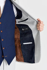 Traje de Mark Stone con chaleco azul marino Mayfair en contraste.