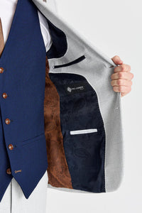 Traje de Mark Stone con chaleco azul marino Mayfair en contraste.