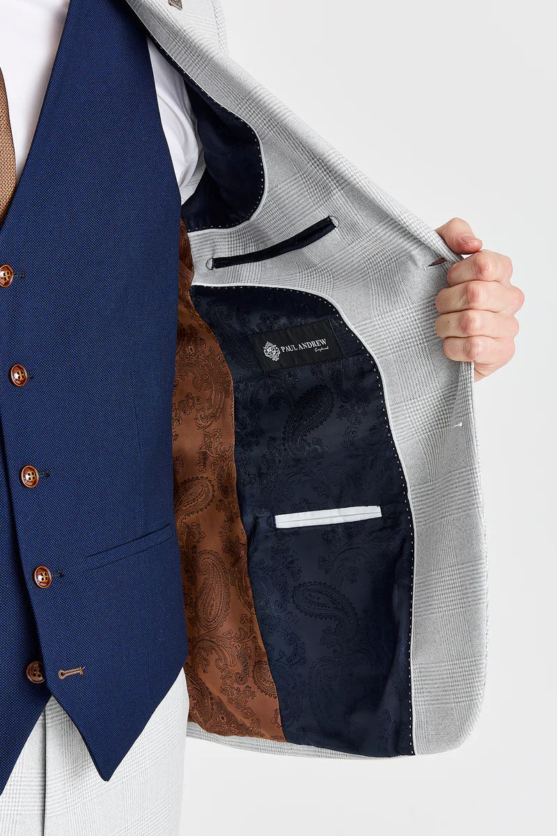Traje de Mark Stone con chaleco azul marino Mayfair en contraste.