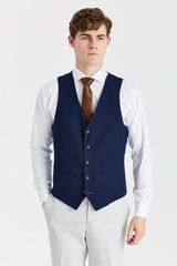 Traje de Mark Stone con chaleco azul marino Mayfair en contraste.