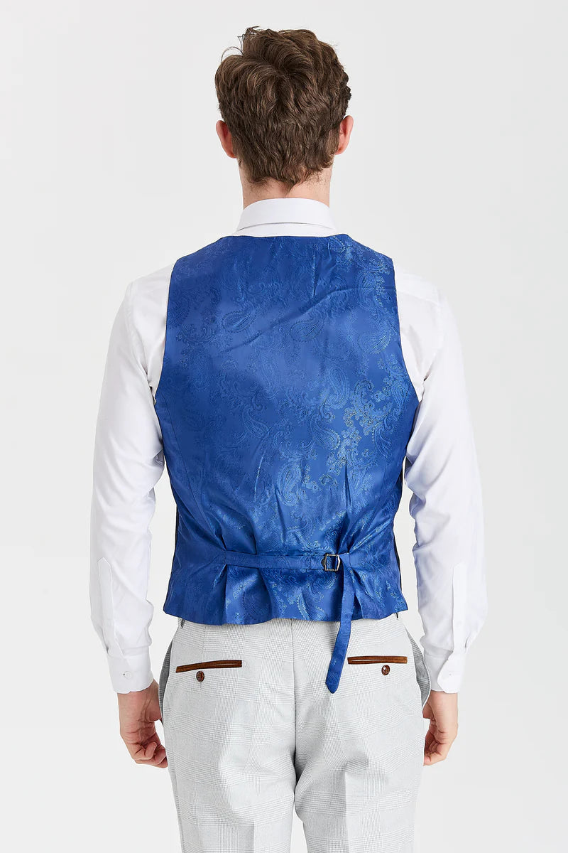 Traje de Mark Stone con chaleco azul marino Mayfair en contraste.