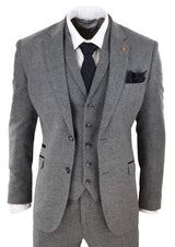 Traje de tres piezas para hombre de tweed gris oscuro con estampado de espiga.